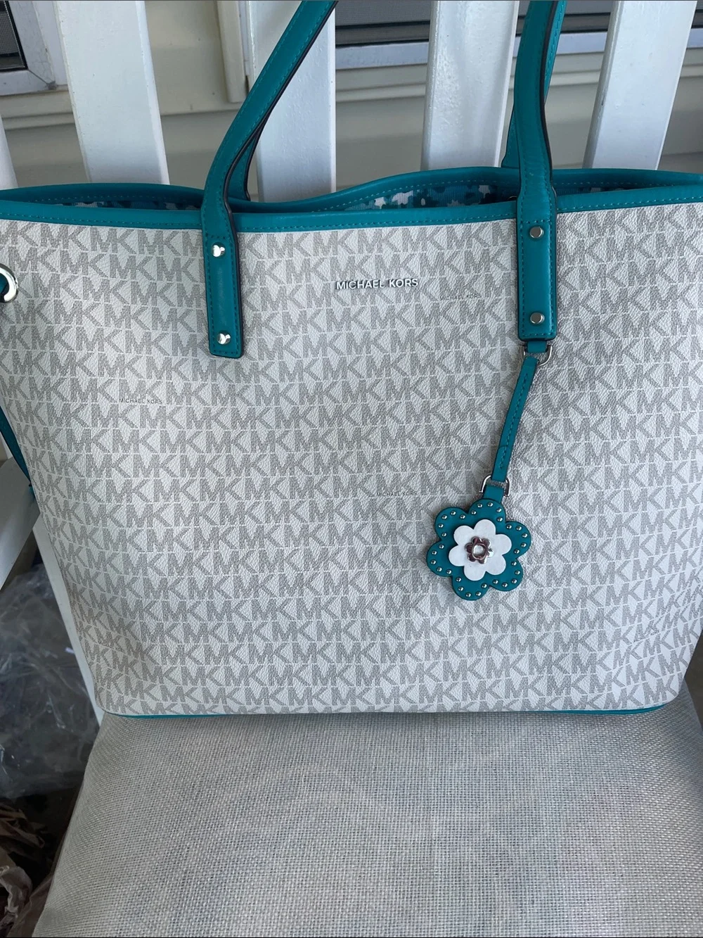 MICHAEL KORS Reversible Cream Signature XL Tote with Teal Trim - Picture 1 of 5